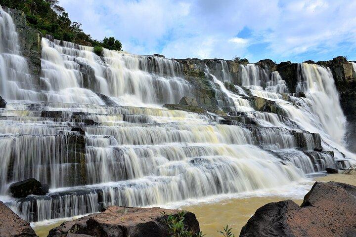 Passeios pelo campo e cachoeiras de Dalat