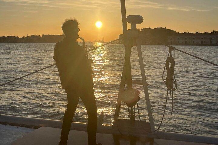 Sunset Jazz Katamarankryssning med aperitivo och levande saxofon
