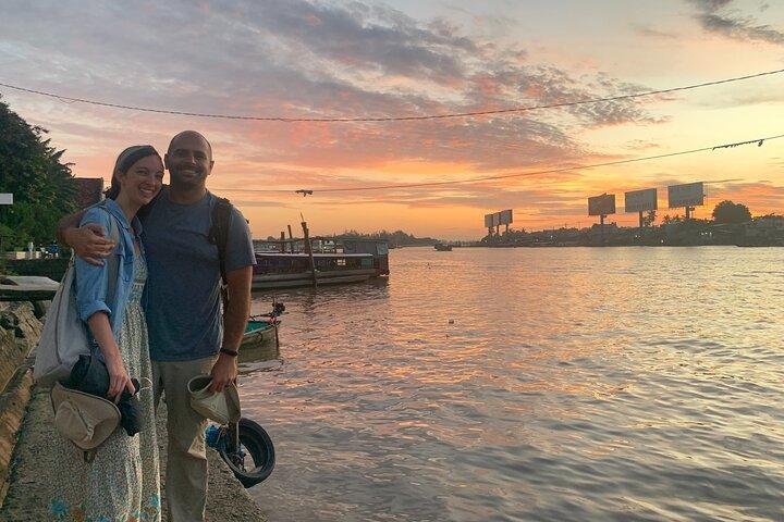 Boottocht op de Mekong-rivier zie de zonsondergang, kleine gracht, veganistisch diner, straatvoedsel