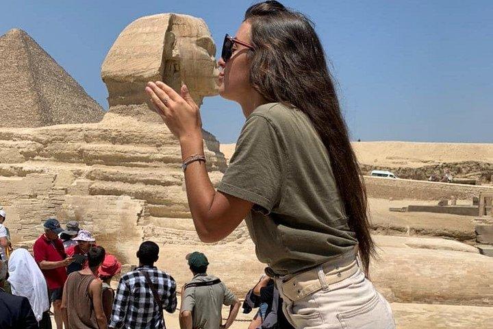 プライベートツアーギザピラミッド、エジプト博物館、ランチ、ラクダ乗り