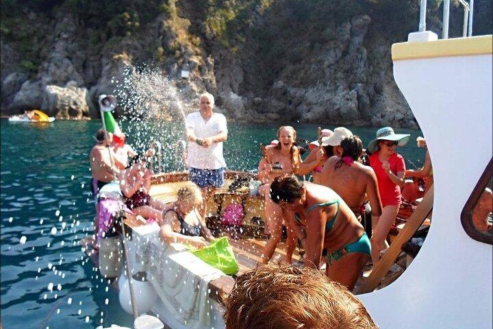 Boat tour of the island of Ischia with lunch and bath