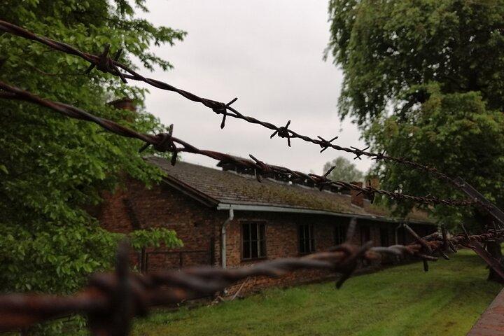Tour di un'intera giornata da Varsavia ad Auschwitz (guidato) e Cracovia in auto