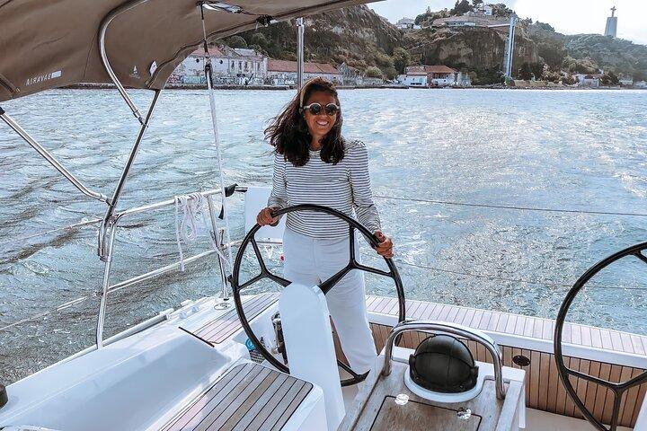 Excursion privée en bateau de luxe à Lisbonne avec boisson de bienvenue