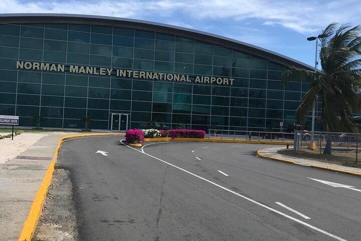 Traslado de ida y vuelta en taxi desde el aeropuerto de Kingston a los hoteles RIU Ocho Rios y Moon Palace