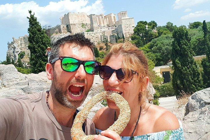 アテネの隠れたスポットで伝統的なギリシャ料理を味わうツアー