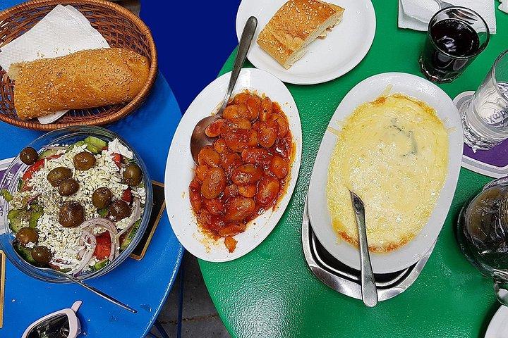 アテネの隠れたスポットで伝統的なギリシャ料理を味わうツアー