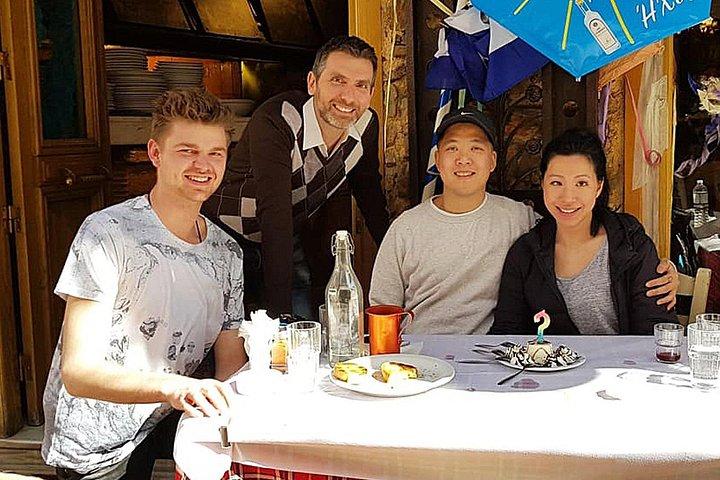 アテネの隠れたスポットで伝統的なギリシャ料理を味わうツアー