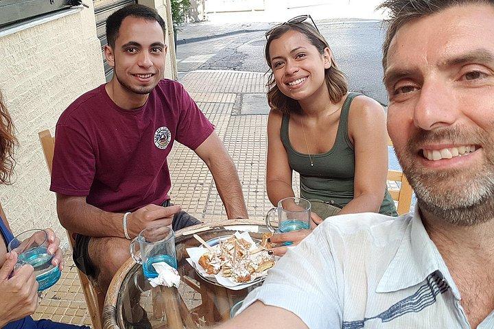 アテネの隠れたスポットで伝統的なギリシャ料理を味わうツアー