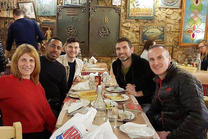 アテネの隠れたスポットで伝統的なギリシャ料理を味わうツアー