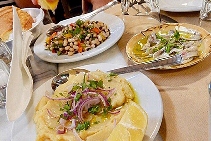 アテネの隠れたスポットで伝統的なギリシャ料理を味わうツアー