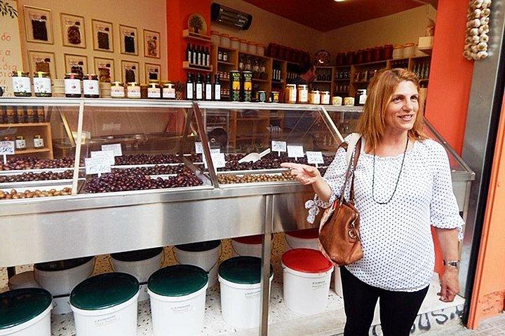 アテネの隠れたスポットで伝統的なギリシャ料理を味わうツアー