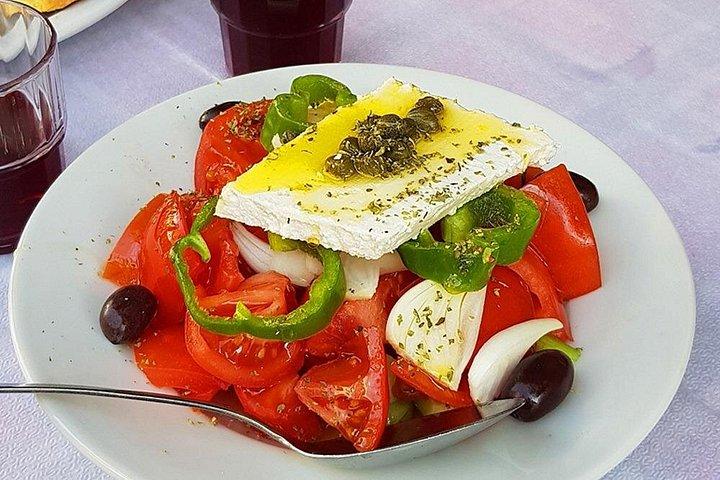 アテネの隠れたスポットで伝統的なギリシャ料理を味わうツアー
