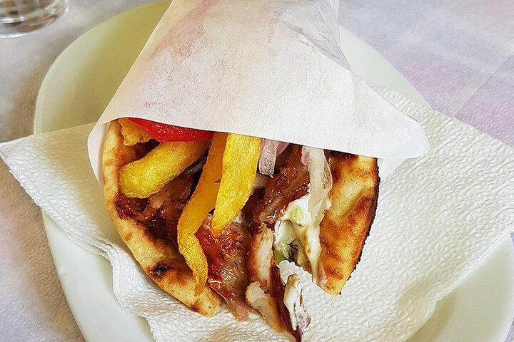 アテネの隠れたスポットで伝統的なギリシャ料理を味わうツアー