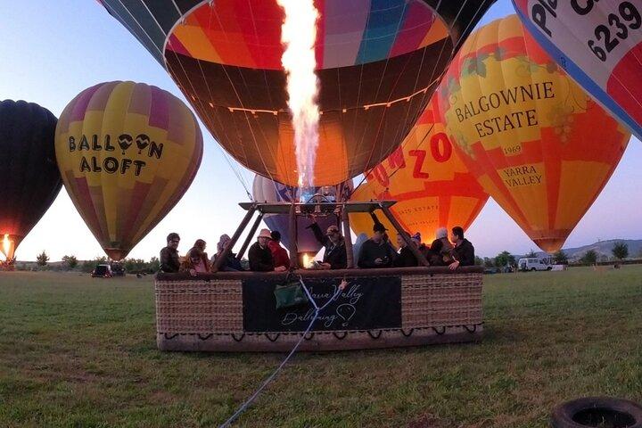 ヤラバレー上空を熱気球で飛行