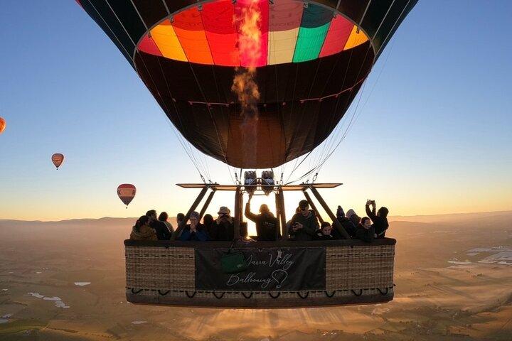 Yarra Valley Ballooning met wijngaard en uitzicht op de bergen