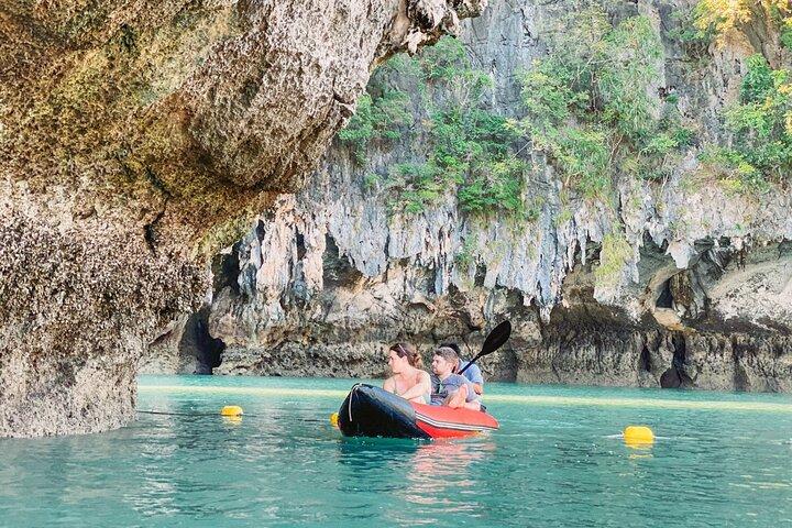 プーケットからのシーカヌーとロイ・クラトンのパンガー湾サンセットクルーズディナー