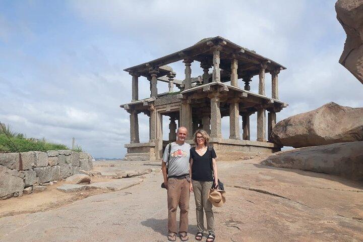 Hampi Heritage Hues: Entdecken Sie die Majestät des Vijayanagara-Imperiums