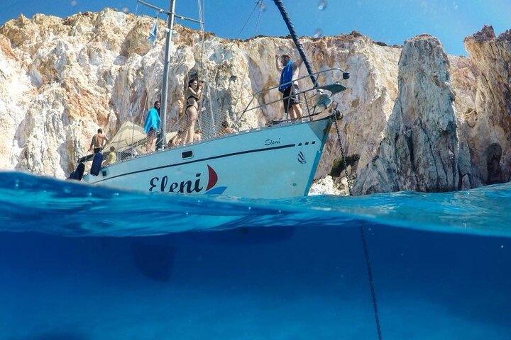 食事とシュノーケリングを含むミロス島とポリアイゴス島の 1 日クルーズ