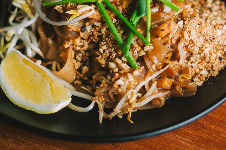英語を話すガイドと一緒にタイ料理教室と地元の市場を訪問