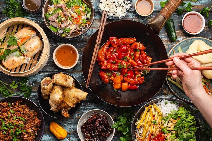 英語を話すガイドと一緒にタイ料理教室と地元の市場を訪問