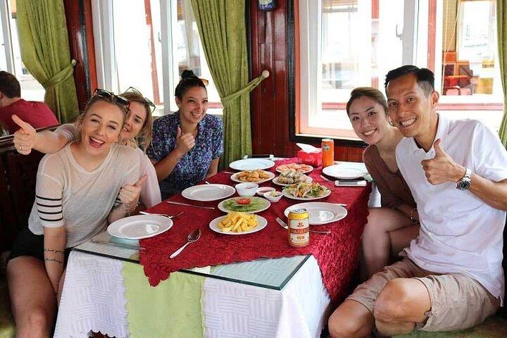 Excursión de un día a Halong: coche privado + crucero compartido de 4 horas.