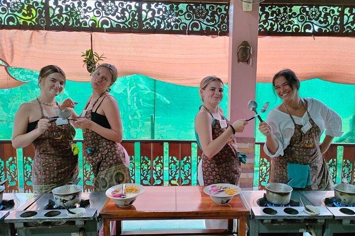 Kochabendkurs Chiang Mai Besuchen Sie den Bio-Garten und -Markt