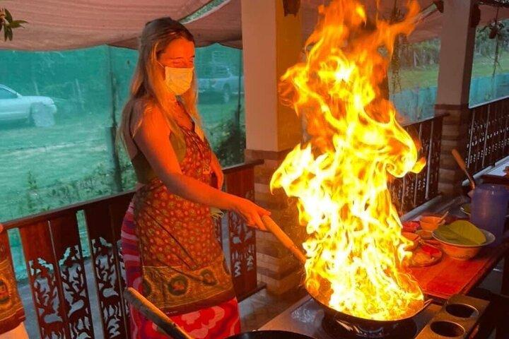 Kochkurs am Vormittag Chiang Mai Besuchen Sie den Bio-Garten und -Markt