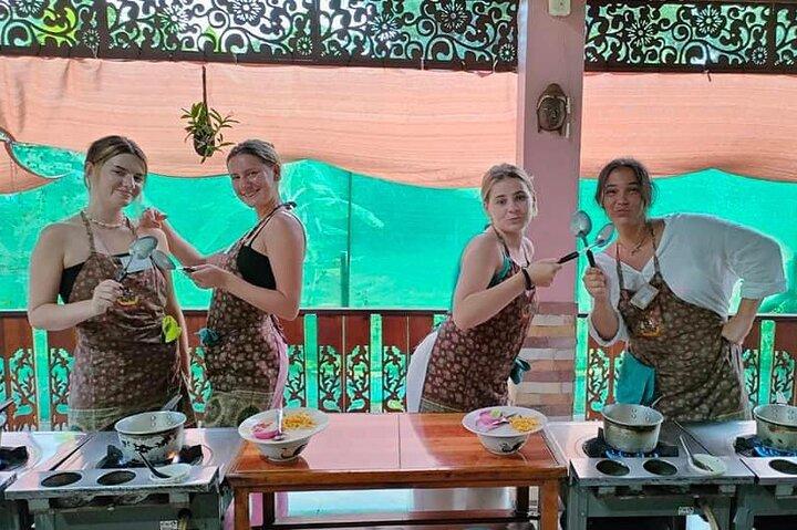 Kochkurs am Vormittag Chiang Mai Besuchen Sie den Bio-Garten und -Markt