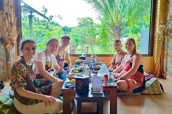 Kochkurs am Vormittag Chiang Mai Besuchen Sie den Bio-Garten und -Markt