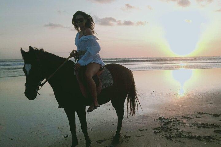 バリ島セミニャックビーチでの乗馬体験