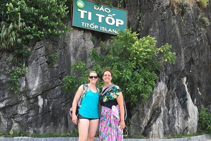 Crucero de día completo por la bahía de Halong con almuerzo, cueva, isla y playa