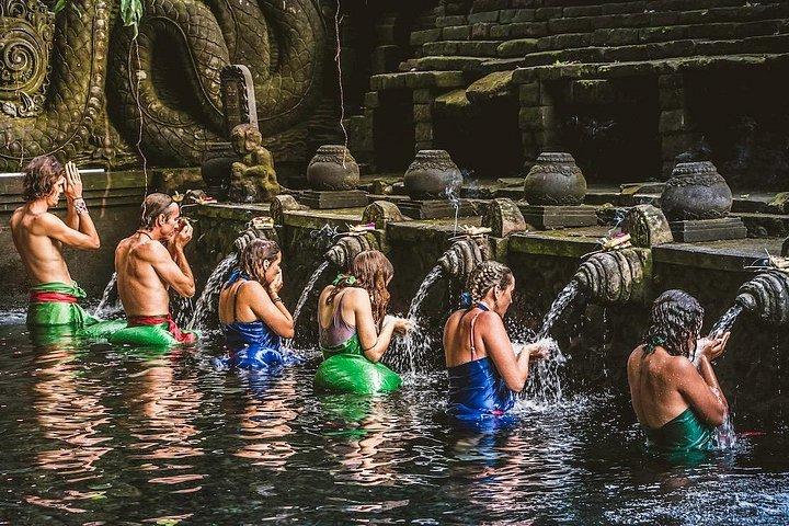 Bali helligt vandrensning og palmelæsning