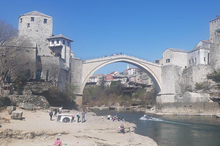 モスタルとクラヴィカ滝の小グループの終日ツアー