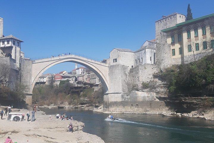 モスタルとクラヴィカ滝の小グループの終日ツアー