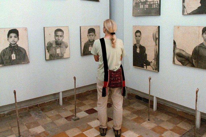 トゥール スレン虐殺博物館 (S-21) とチューン エク キリング フィールド ツアー