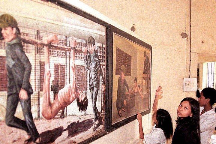 トゥール スレン虐殺博物館 (S-21) とチューン エク キリング フィールド ツアー