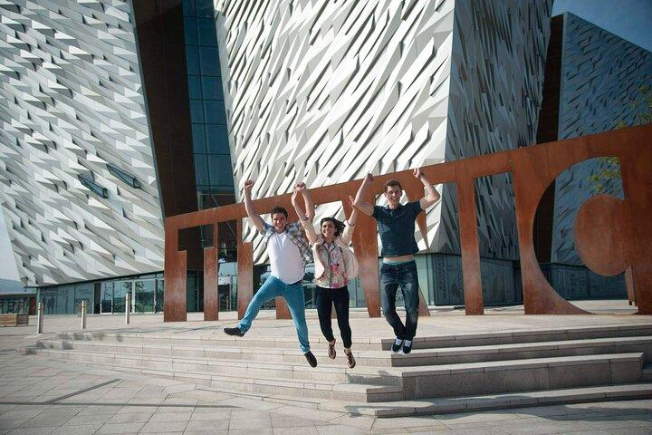 Giant's Causeway en Titanic Experience vanuit de haven van Belfast