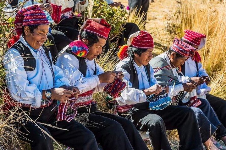 Tour di un'intera giornata al Lago Titicaca alle isole Uros e Taquile