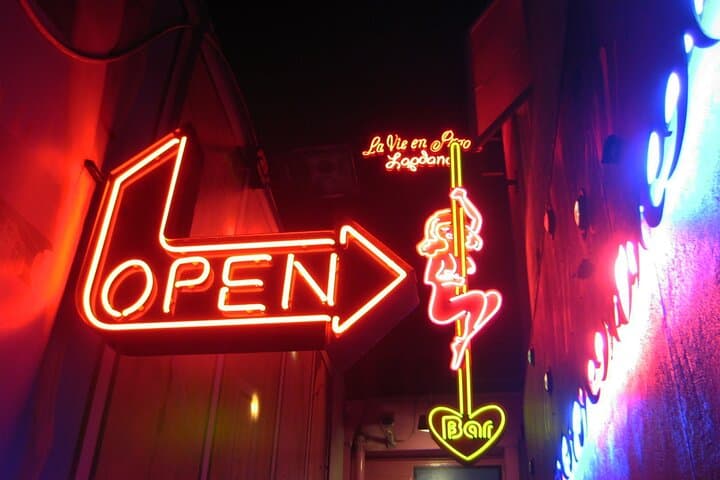 Amsterdam: Guided Red Light District and City Walking Tour