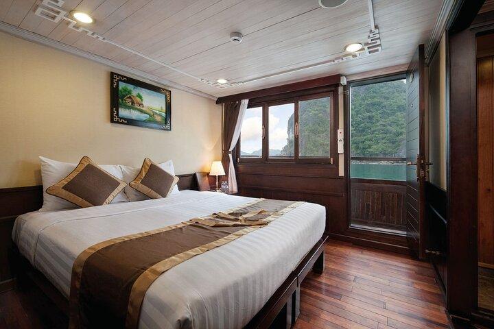 Crociere notturne nella baia di Halong: pasti, grotta e isola DA HANOI