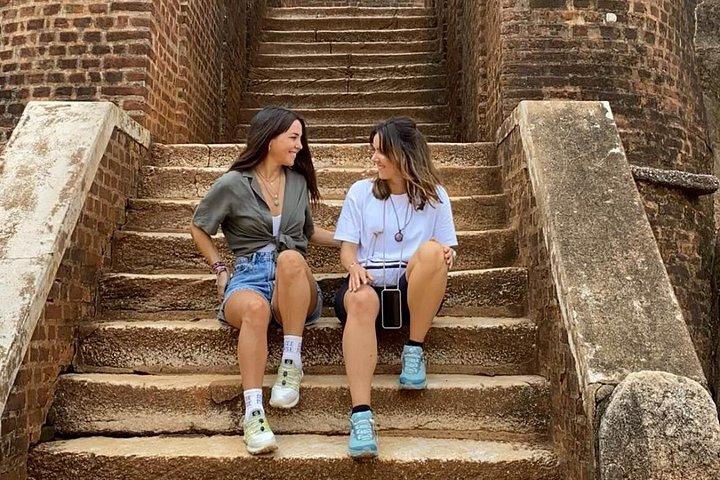 シギリヤ ロック要塞と石窟寺院の日帰り旅行