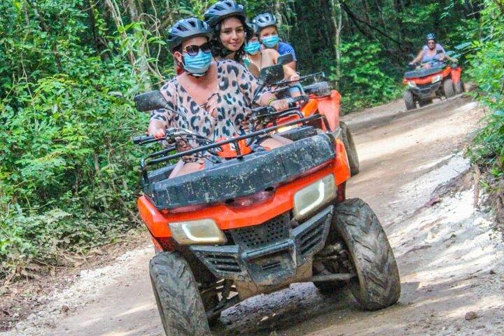 Experiência em quadriciclo com tirolesas e natação Cenote de Cancún