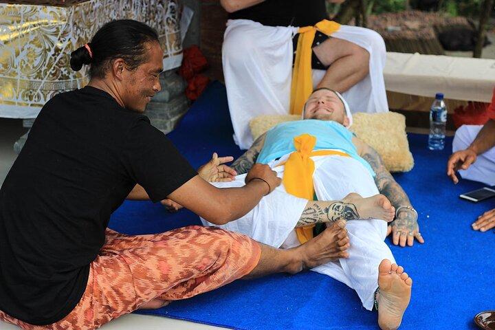BALI : 地元の司祭による古代ホリスティックヒーリング