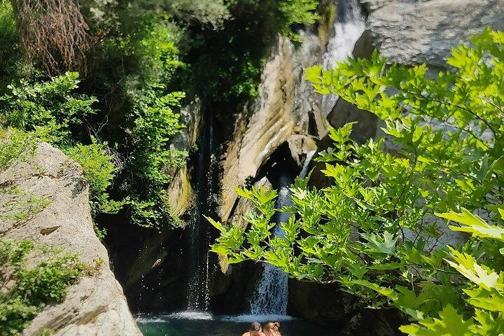Cascades et coulées de vin - Visite de la cascade de Bogova et de la cave d'Alpeta