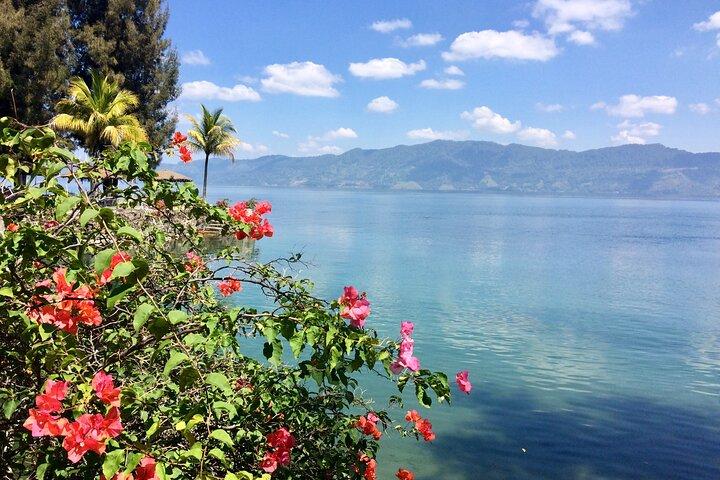 プライベートツアー：メダンからのKaro HighlandsとLake Toba