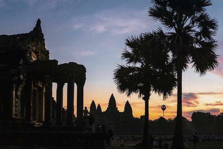 Angkor Wat Sunrise & 3 Main Temples with Breakfast – Small Group