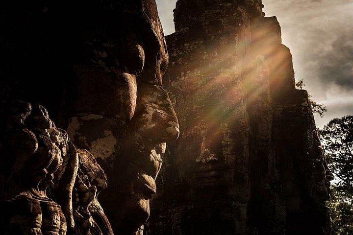 Angkor Wat Sunrise & 3 Main Temples – Small Group
