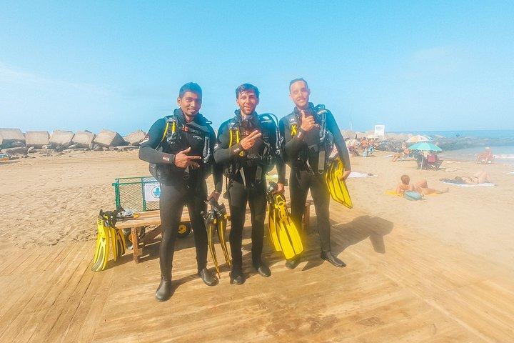 Discover Scuba Diving . First Experience underwater