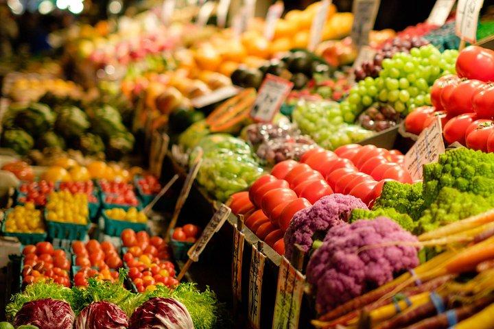 英語を話すガイドと一緒にタイ料理教室と地元の市場を訪問