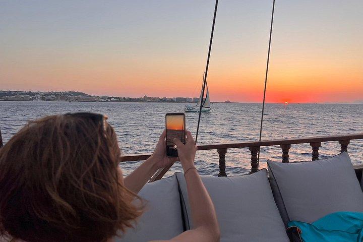ギリシャBBQ＆無制限アペロル・スプリッツ付きサンセットクルーズ、ビールワイン